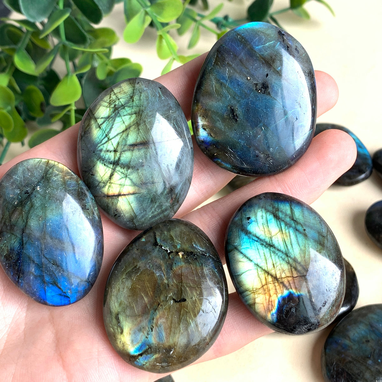 Labradorit Handschmeichler, ovale Edelsteine mit starkem Farbspiel für Meditation, Energiearbeit und Achtsamkeit
