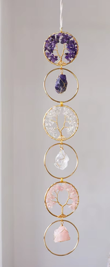 Lebensbaum-Sonnenfänger (60cm) für Fenster, mit mehreren Natur-Rohsteinen, darunter Amethyst, Bergkristall und Rosenquarz. Handgefertigter Chakra-Deko-Hänger mit goldenen Metallringen und facettierten Prismen, die Regenbogen-Lichtreflexe erzeugen.