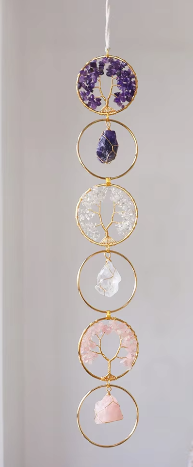 Lebensbaum-Sonnenfänger (60cm) für Fenster, mit mehreren Natur-Rohsteinen, darunter Amethyst, Bergkristall und Rosenquarz. Handgefertigter Chakra-Deko-Hänger mit goldenen Metallringen und facettierten Prismen, die Regenbogen-Lichtreflexe erzeugen.