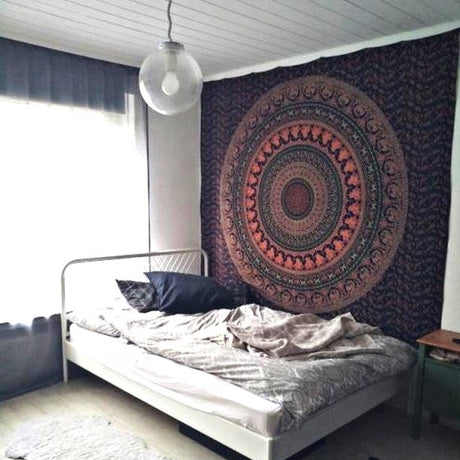 Großes Mandala Tuch mit Elefanten Muster im Schlafzimmer
