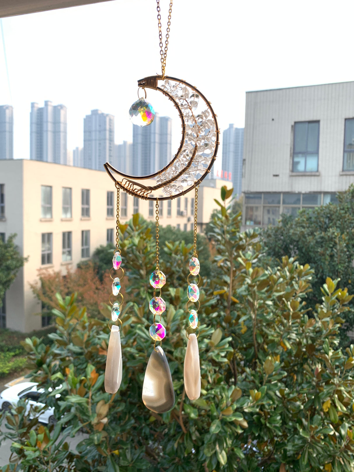 Handgefertigter Chakra-Deko-Hänger in Halbmond-Form, besetzt mit Bergkristall Anhängern und ergänzt durch natürliche graue Achat-Anhänger.