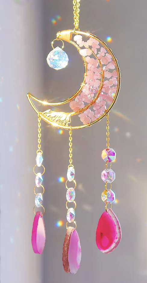 Mond-Sonnenfänger Quarz mit goldener Mondsichel, rosa Kristallsteinen und pinken Anhängern als Boho Fensterdeko