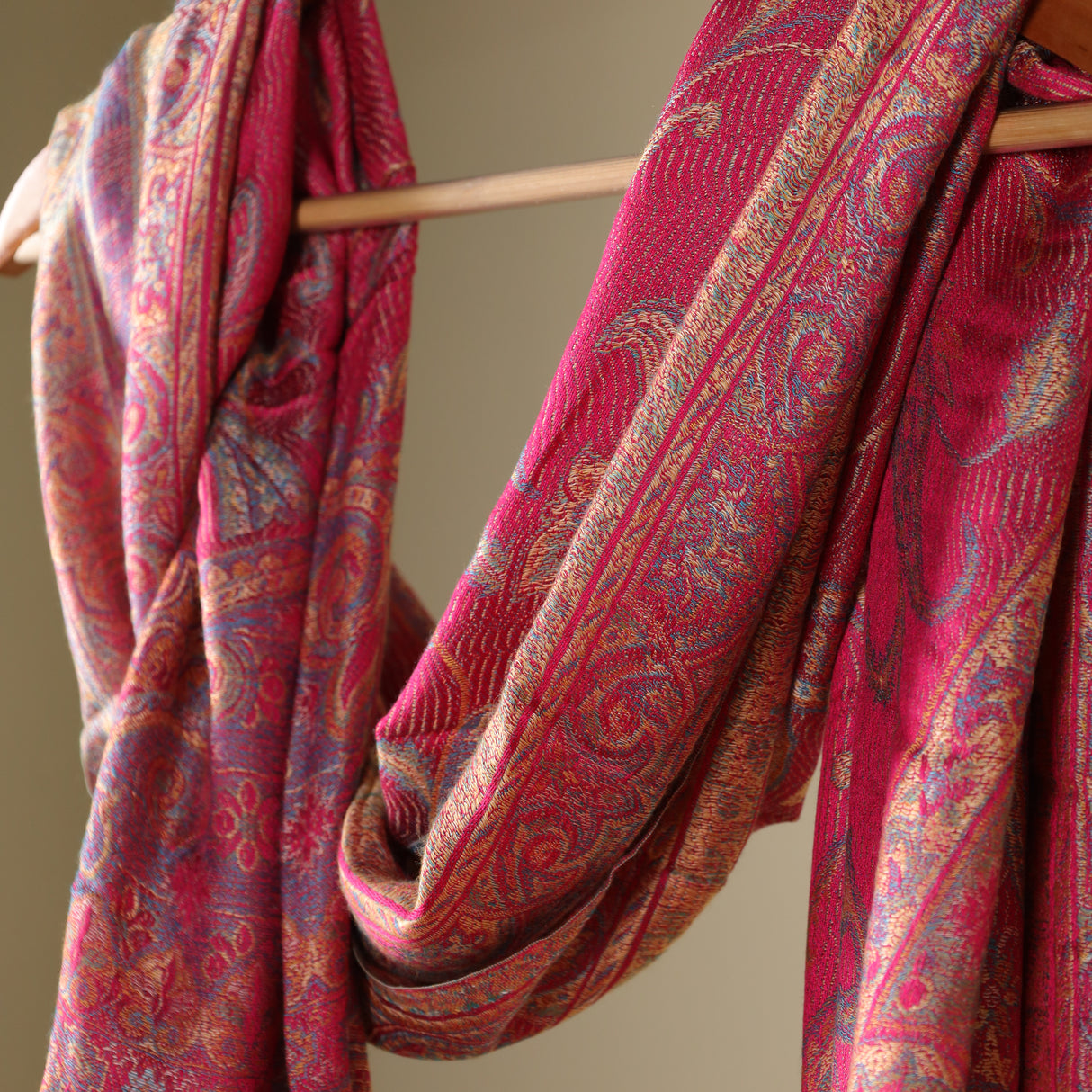 Pashmina-Schal mit feinem Paisley-Muster in Pink – Eleganz und Wärme