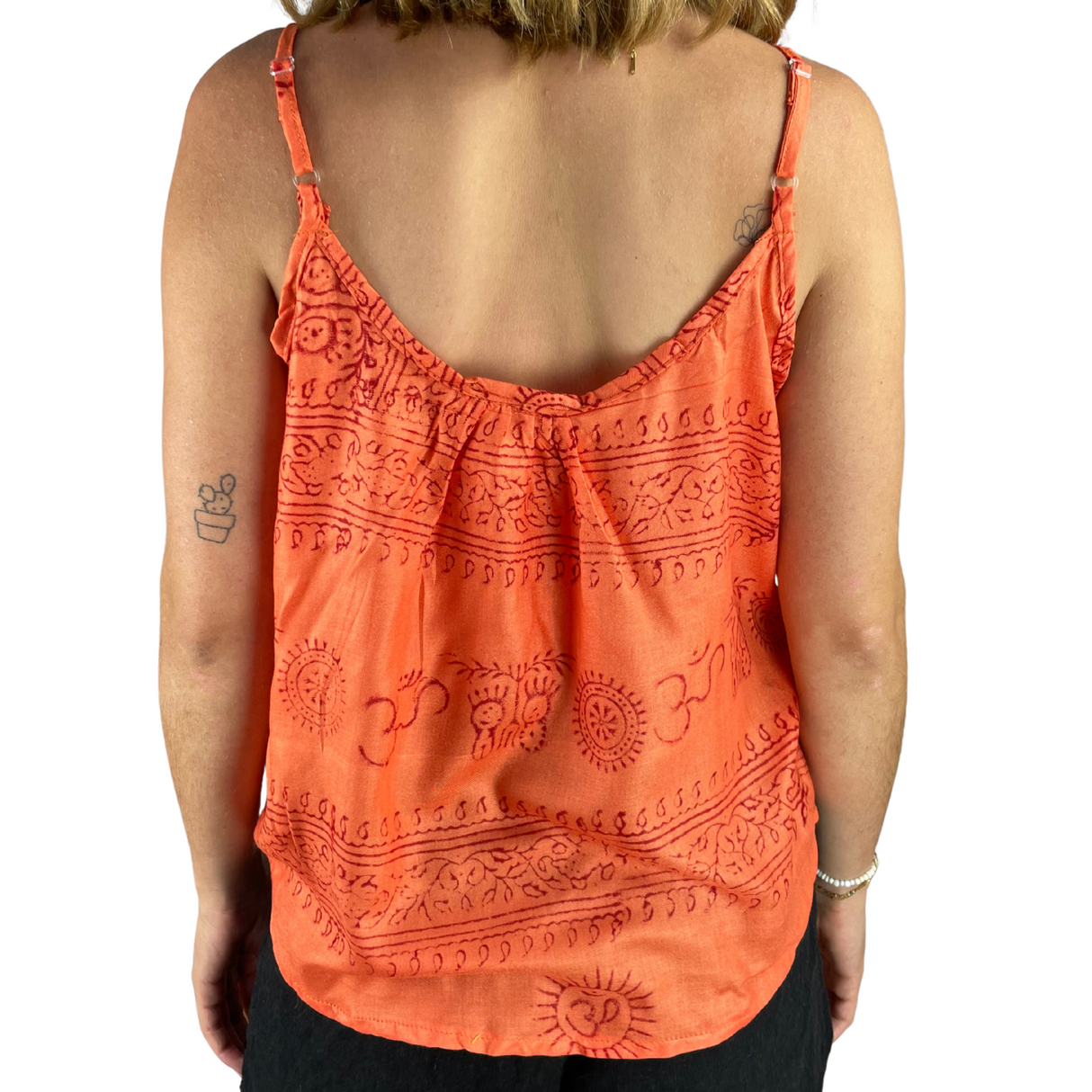 Leichtes Sommertop in Orange mit spirituellem Muster