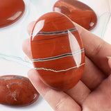 Rote Jade Handschmeichler, ovaler Heilstein als Taschenstein zur Stärkung von innerer Kraft und Durchhaltevermögen