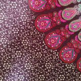 Sarong Pfauenfeder Mandala bordeaux rosa – dünnes Strandtuch für unterwegs