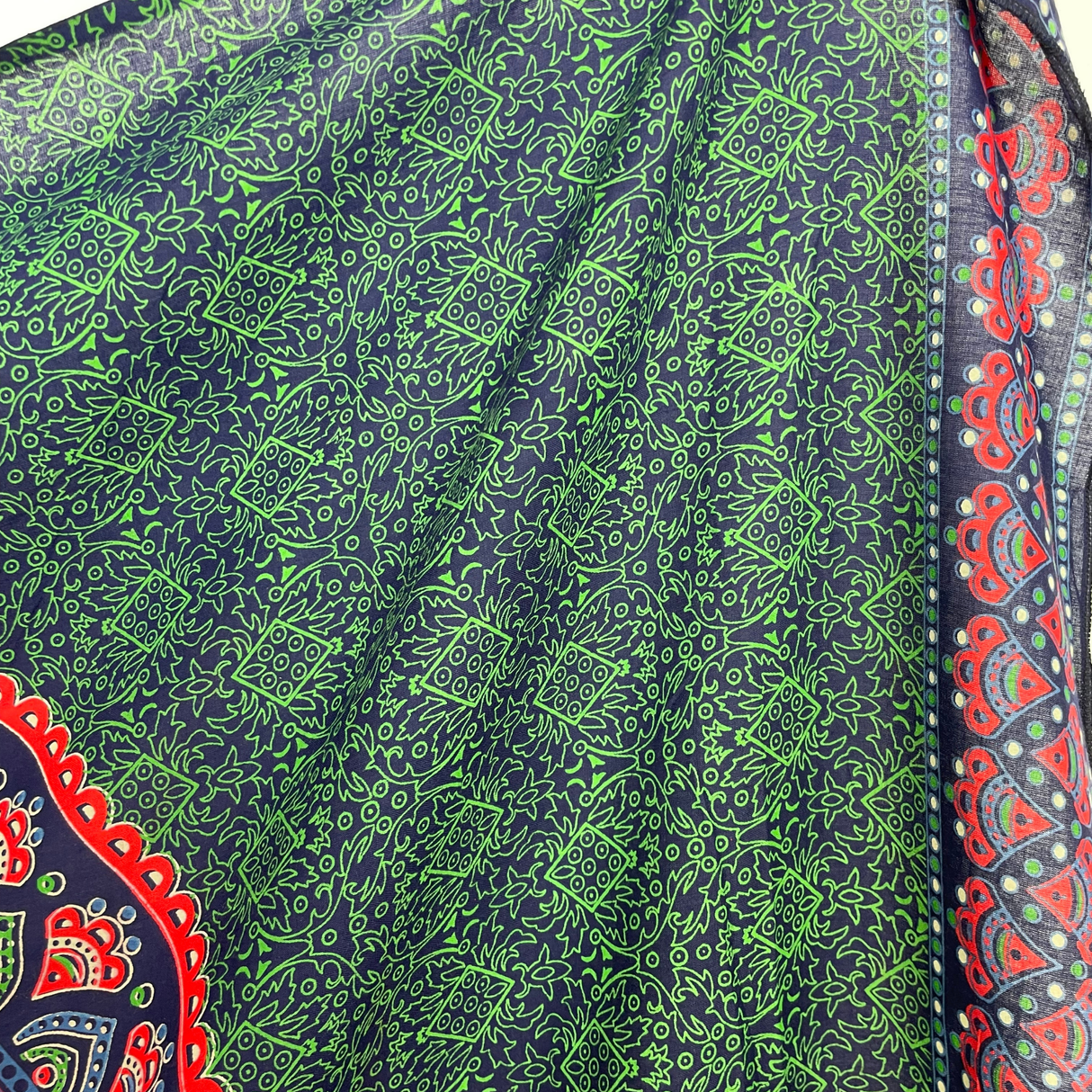 Sarong Ombre Mandala Grün Blau Rot – dünnes Strandtuch aus Viskose im Boho Stil