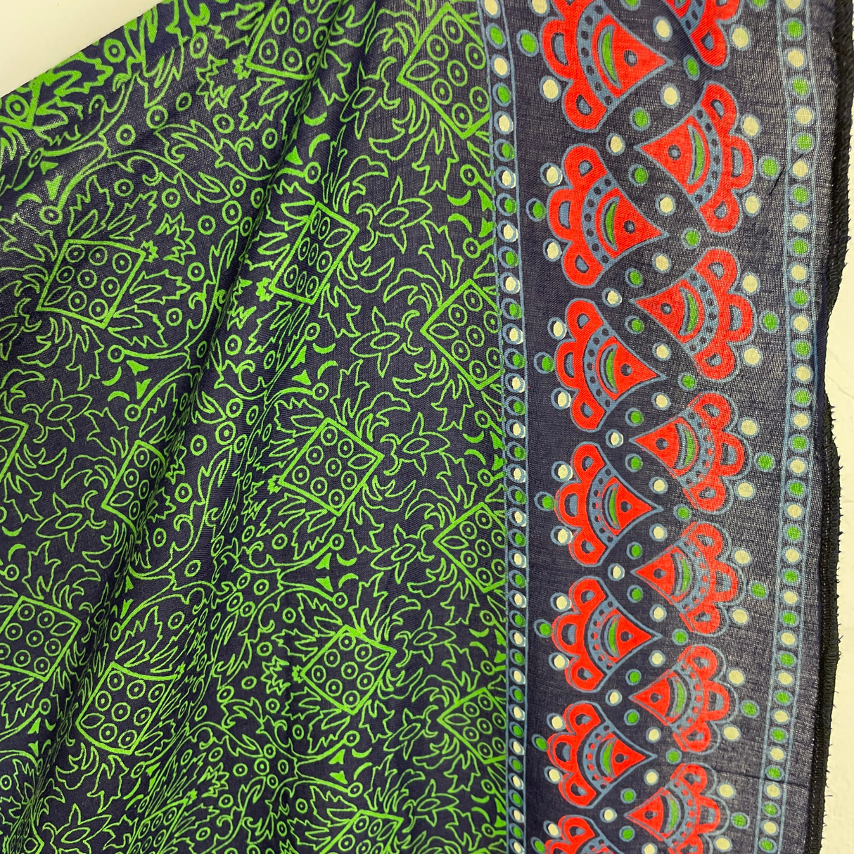 Sarong Ombre Mandala Grün Blau Rot – dünnes Strandtuch aus Viskose im Boho Stil