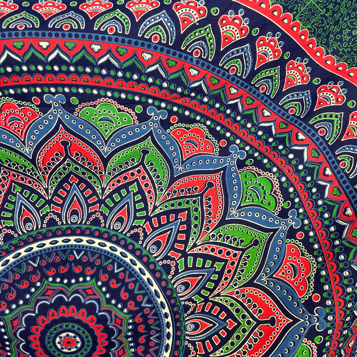 Sarong Ombre Mandala Grün Blau Rot – dünnes Strandtuch aus Viskose im Boho Stil