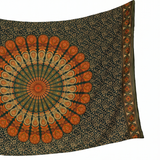 Sarong Pfauenfeder Mandala grün orange – dünnes Strandtuch aus Viskose im Boho Stil