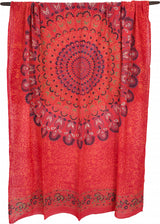 Sarong Pfauenfeder Mandala rot – leichtes Strandtuch für unterwegs
