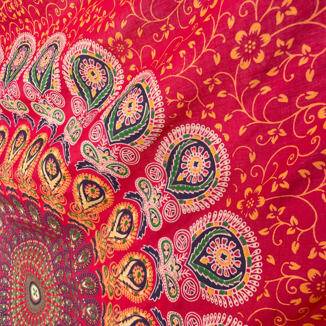 Sarong Pfauenfeder Mandala rot – dünnes Strandtuch für unterwegs