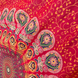 Sarong Pfauenfeder Mandala rot – dünnes Strandtuch für unterwegs