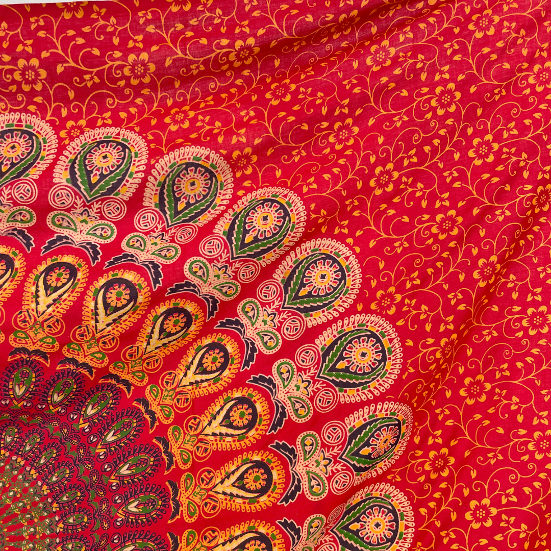 Sarong Pfauenfeder Mandala rot – dünnes Strandtuch für unterwegs