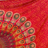 Sarong Pfauenfeder Mandala rot – dünnes Strandtuch für unterwegs