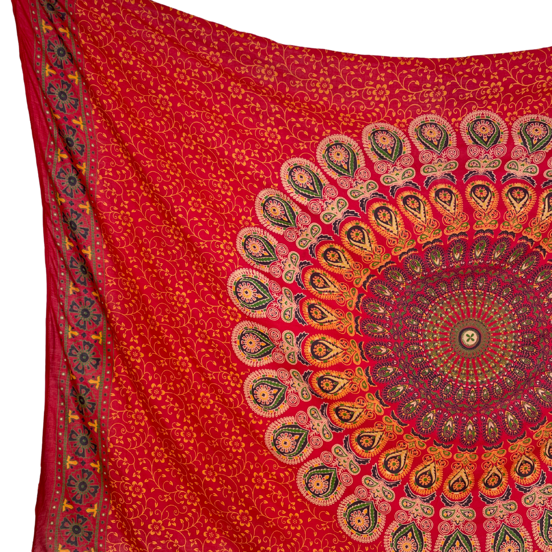 Sarong Pfauenfeder Mandala rot – dünnes Strandtuch für unterwegs