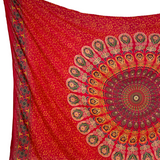 Sarong Pfauenfeder Mandala rot – dünnes Strandtuch für unterwegs