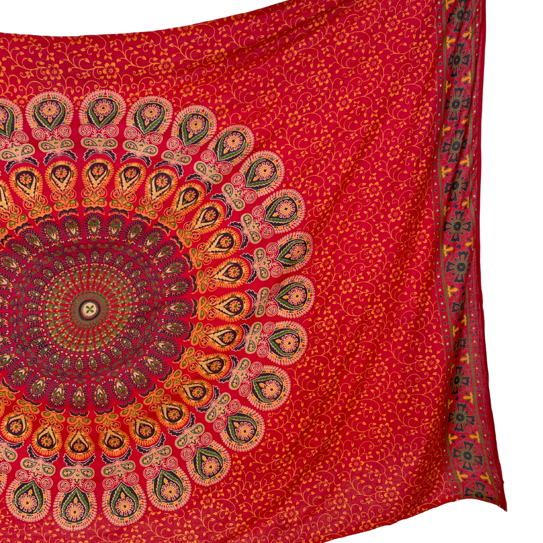 Sarong Pfauenfeder Mandala rot – dünnes Strandtuch für unterwegs