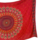 Sarong Pfauenfeder Mandala rot – dünnes Strandtuch für unterwegs