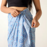 Sarong blaues Blumen Muster – dünnes Strandtuch aus Baumwolle im Boho Stil