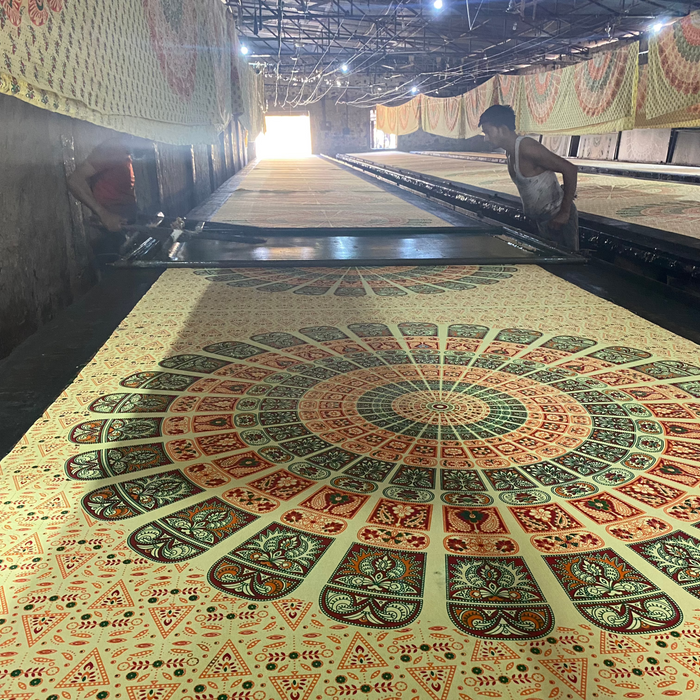 Siebdruck Produktion von Mandala Tüchern
