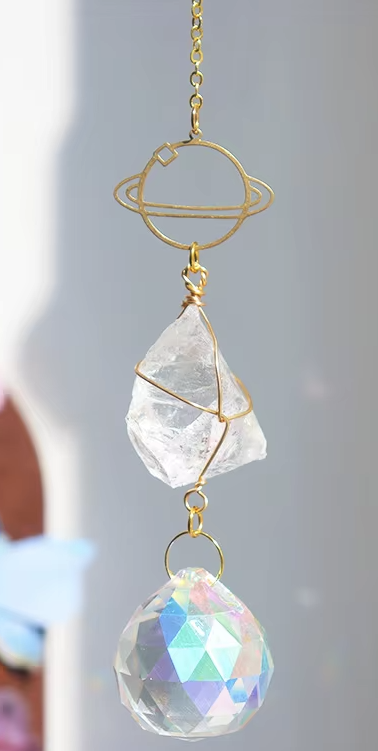 Sonnenfänger Rohstein Bergkristall mit Saturn Anhänger und großem Kristall Tropfen, energetische Boho Fensterdekoration