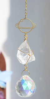 Sonnenfänger Rohstein Bergkristall mit Saturn Anhänger und großem Kristall Tropfen, energetische Boho Fensterdekoration