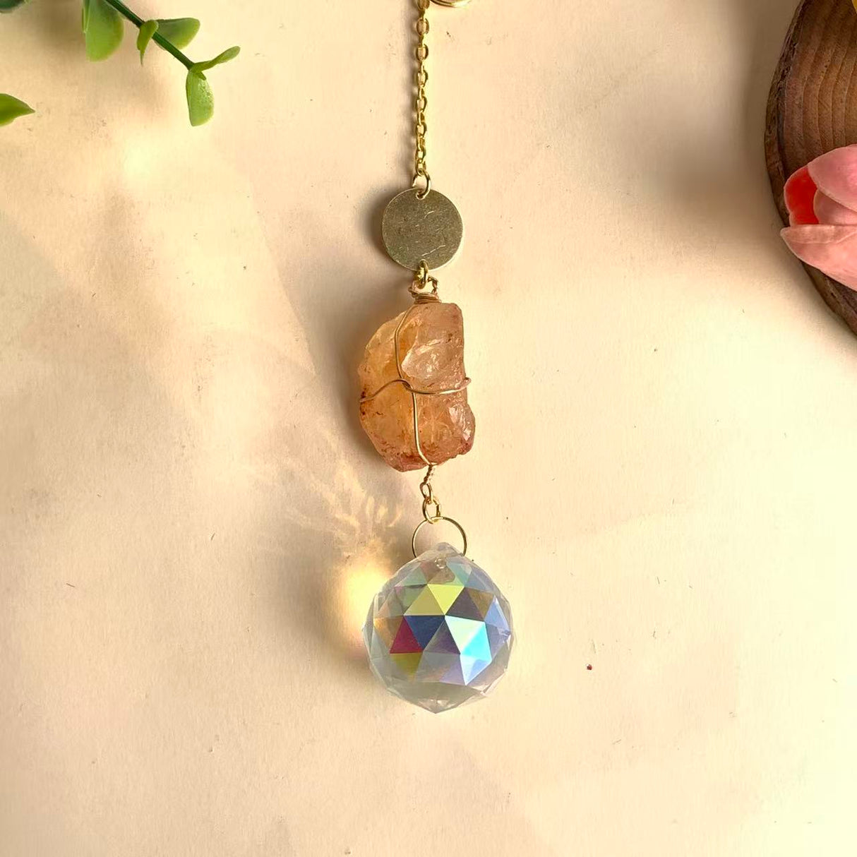 Sonnenfänger Rohstein Citrin mit rundem Gold Anhänger und Regenbogen Kristall, energetische Sonnenfänger Deko für Wohnräume