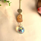 Sonnenfänger Rohstein Citrin mit rundem Gold Anhänger und Regenbogen Kristall, energetische Sonnenfänger Deko für Wohnräume