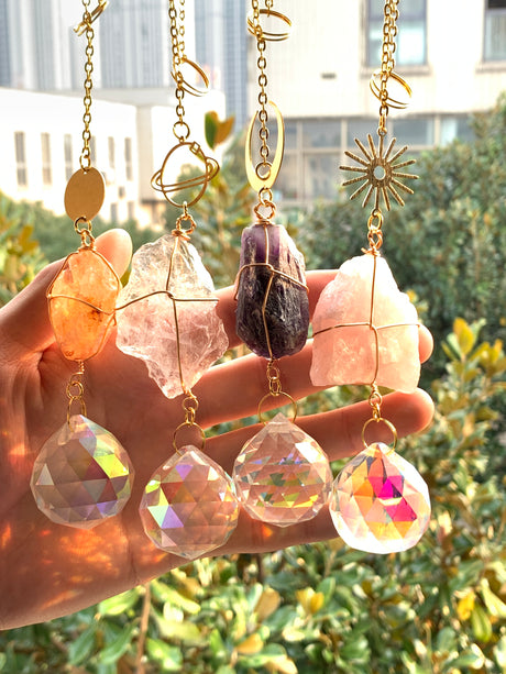 Sonnenfänger Rohstein mit goldener Kette, Citrin, Rosenquarz und großen Kristallprismen für bunte Lichtspiele am Fenster