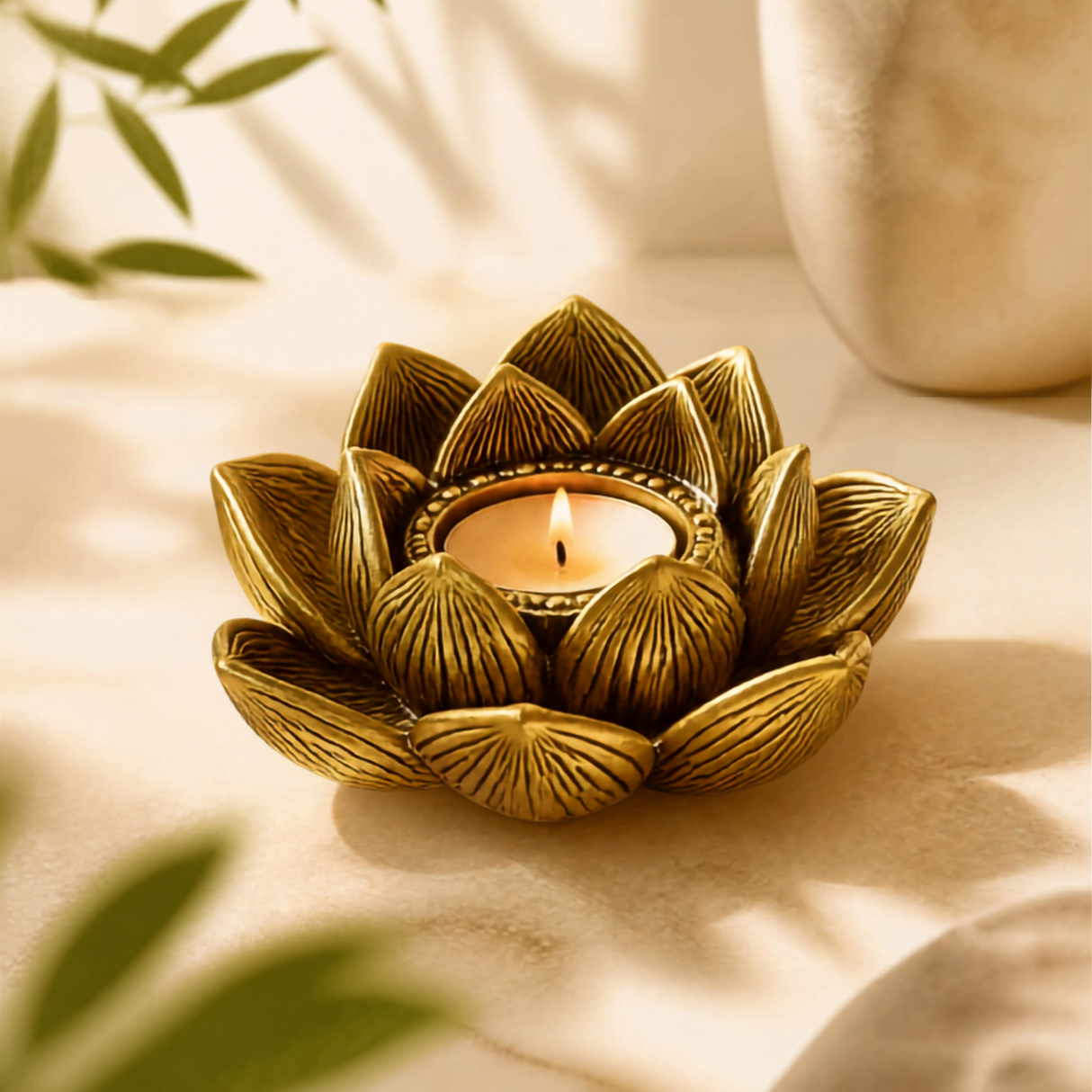 Teelichthalter Lotusblüte Gold aus robustem Polyresin