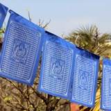 Tibetische Gebetsfahne mit Medizin Buddha in Blau