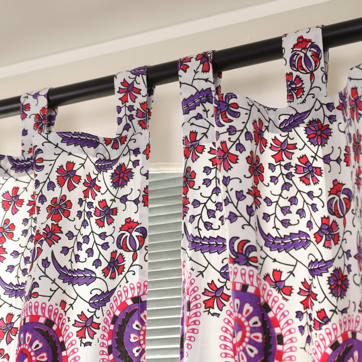 Vorhang Pfauenfeder Mandala in Weiß, Rosa und Lila, indischer Vorhang mit Schlaufen