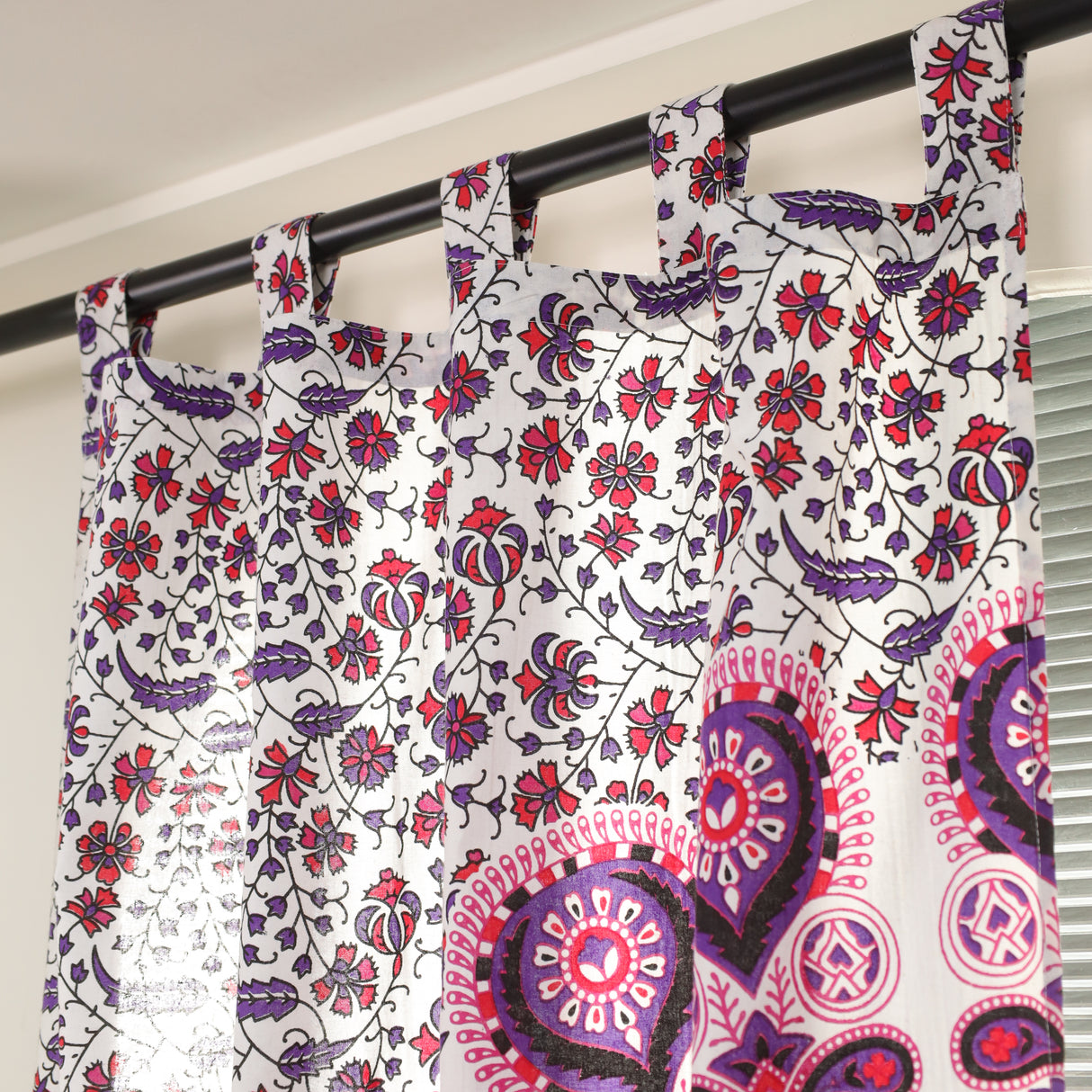 Vorhang Pfauenfeder Mandala in Weiß, Rosa und Lila, indischer Vorhang mit Schlaufen