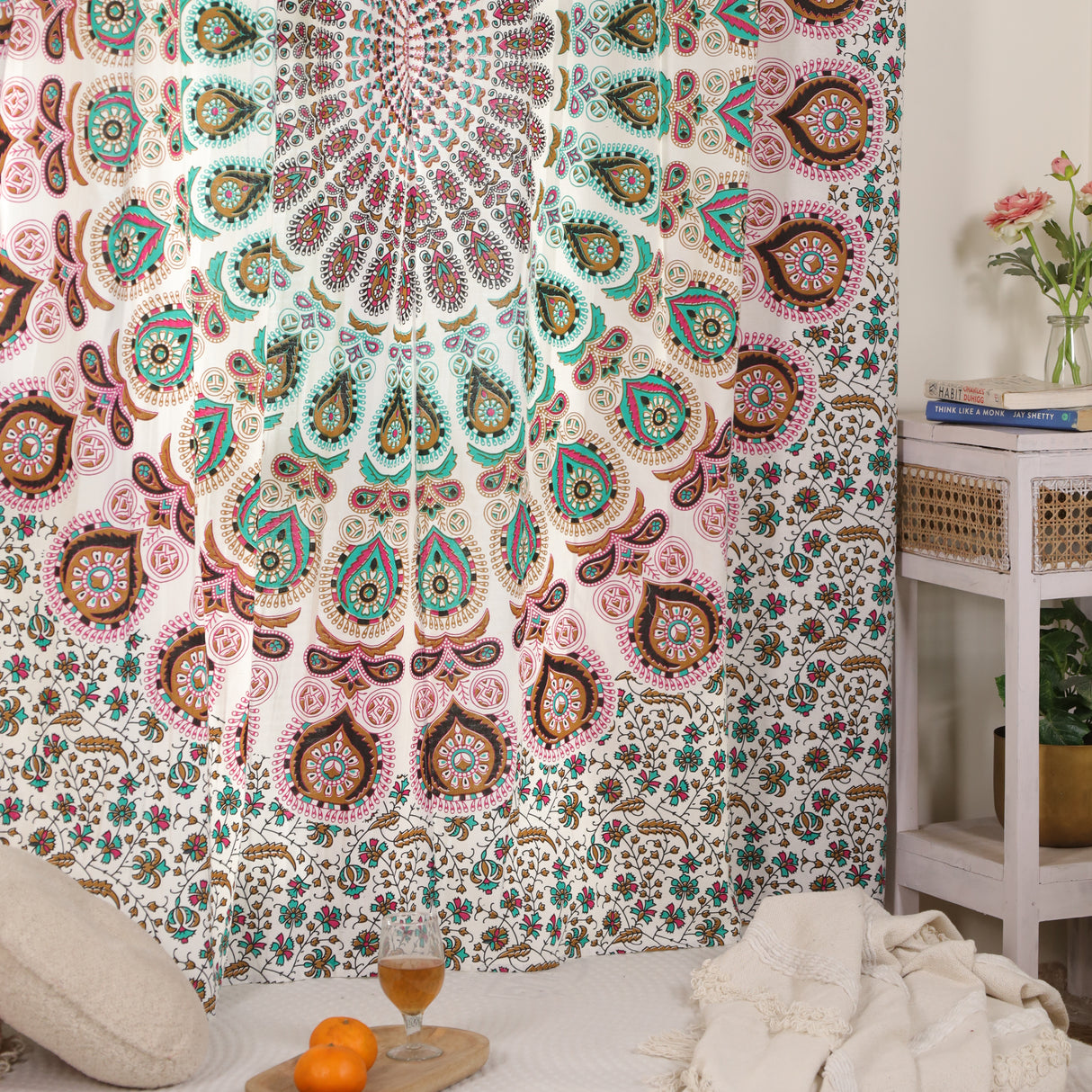 Vorhang mit Pfau Mandala in weiß, türkis und rosa - Indische Gardinen mit Blumen Muster