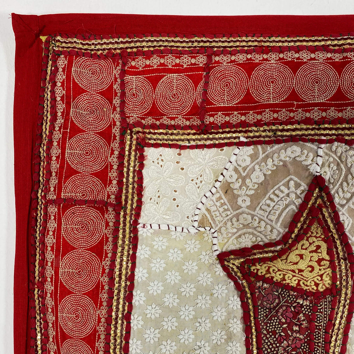 Wandteppich Elefant rot gold - Patchwork Wandbehang aus Indien