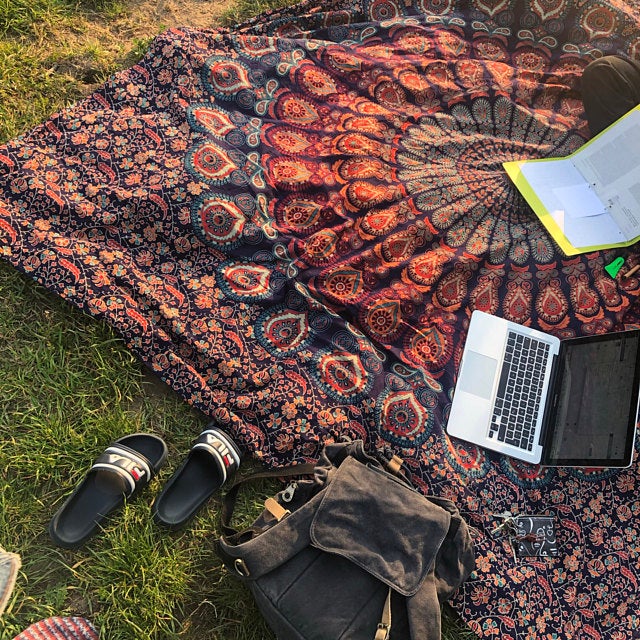 Wandtuch Pfauenfeder Mandala blau orange türkis als Picknickdecke