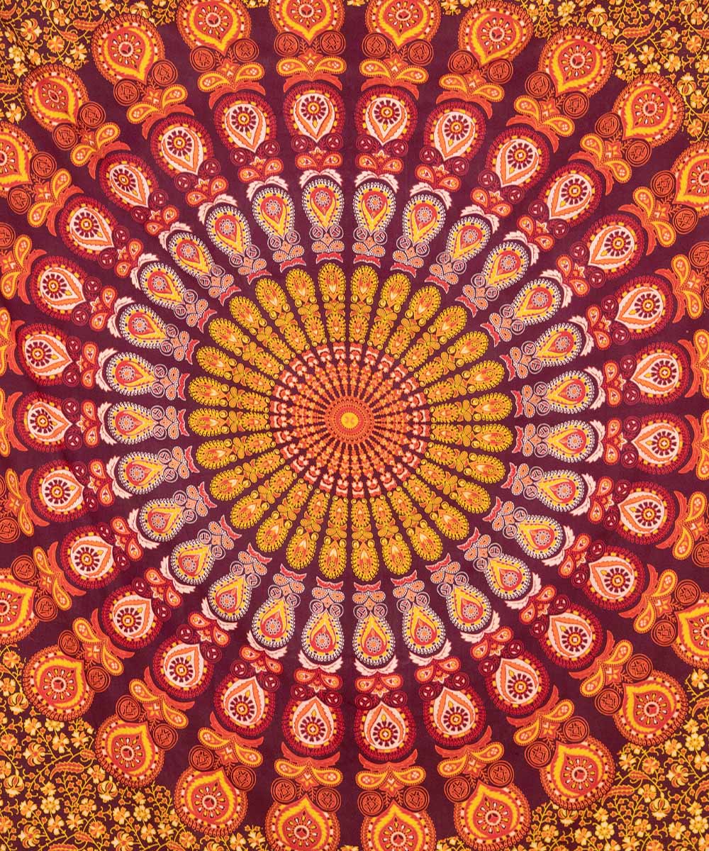 Wandtuch Pfauenfeder Mandala dunkelrot orange gelb - Mitte