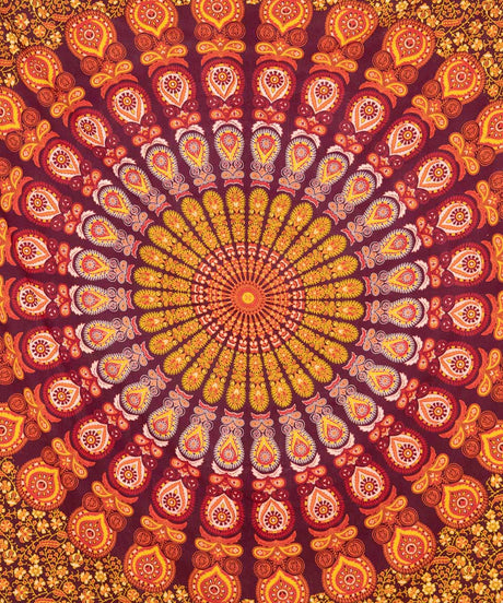 Wandtuch Pfauenfeder Mandala dunkelrot orange gelb - Mitte