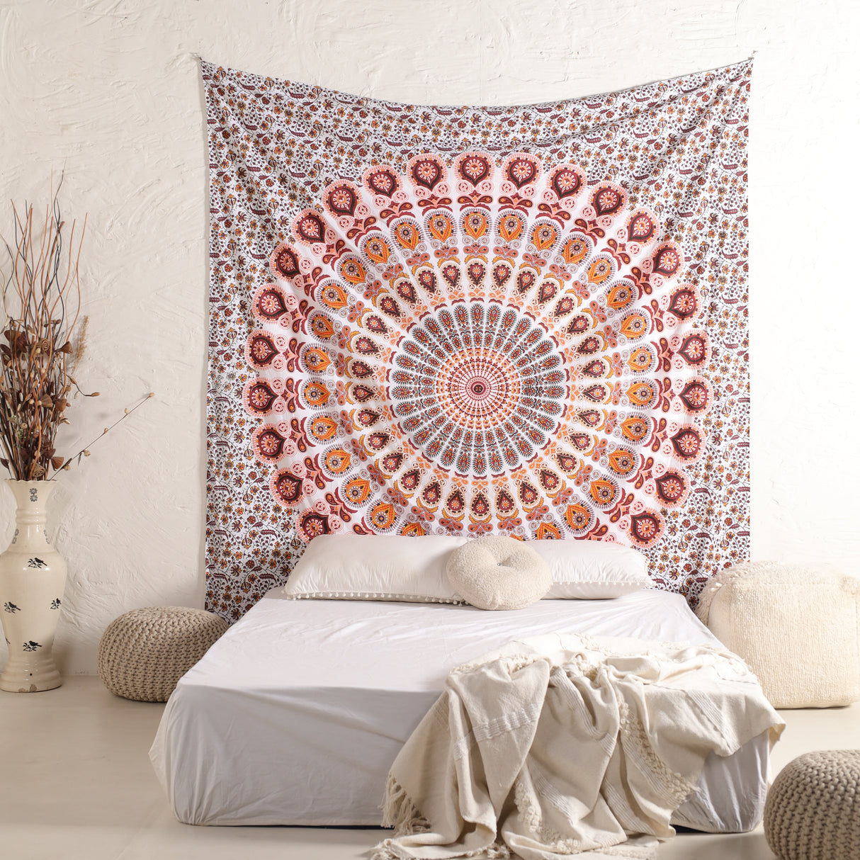 Wandtuch Pfauenfeder Mandala weiß orange, indischer Wandbehang mit floralem Muster