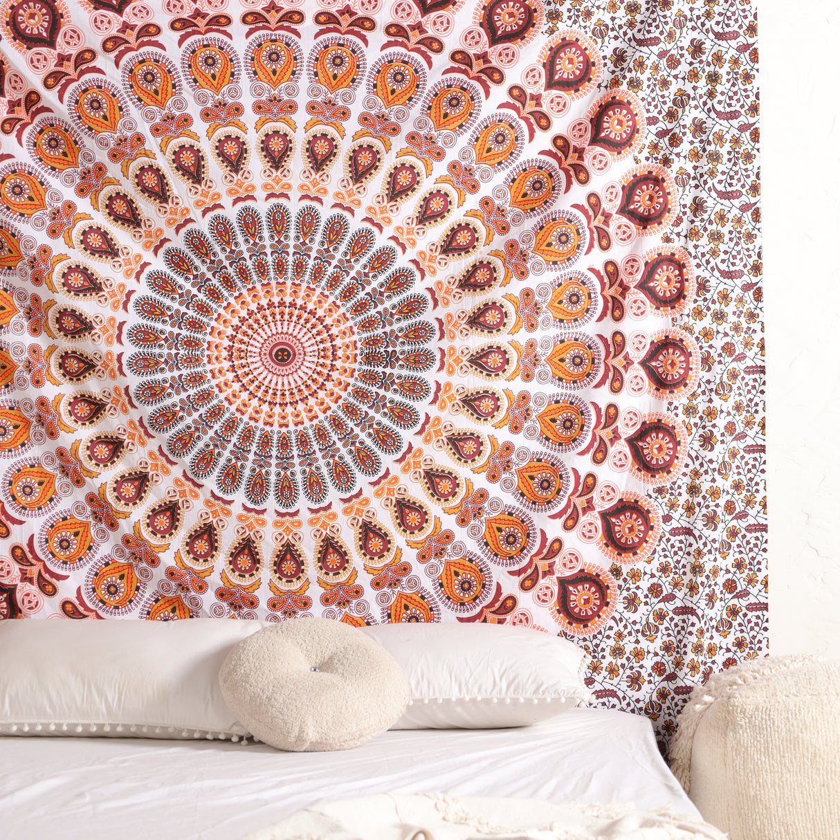 Wandtuch Pfauenfeder Mandala weiß orange, indischer Wandbehang mit floralem Muster