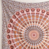 Wandtuch Pfauenfeder Mandala weiß orange, indischer Wandbehang mit floralem Muster