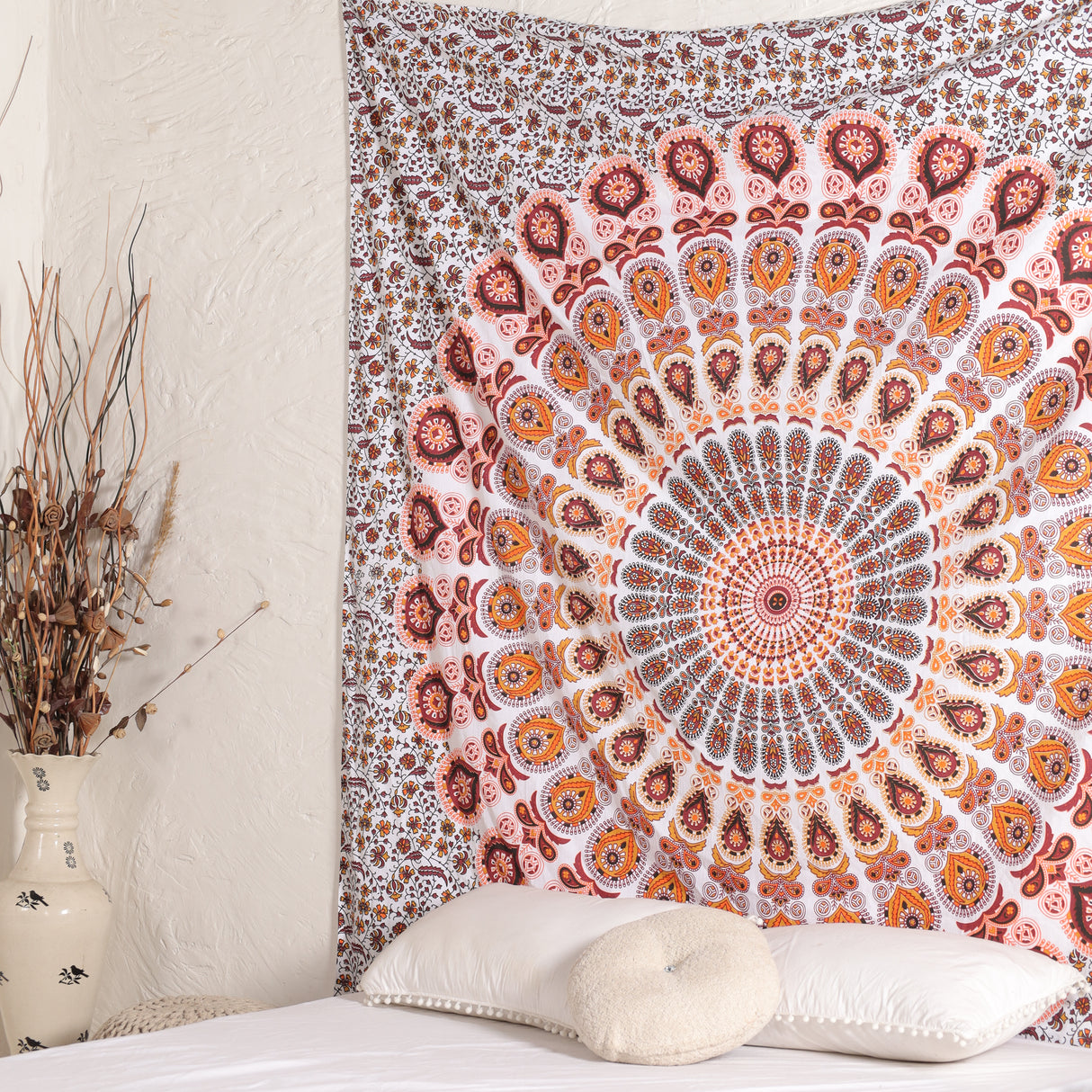 Wandtuch Pfauenfeder Mandala weiß orange, indischer Wandbehang mit floralem Muster