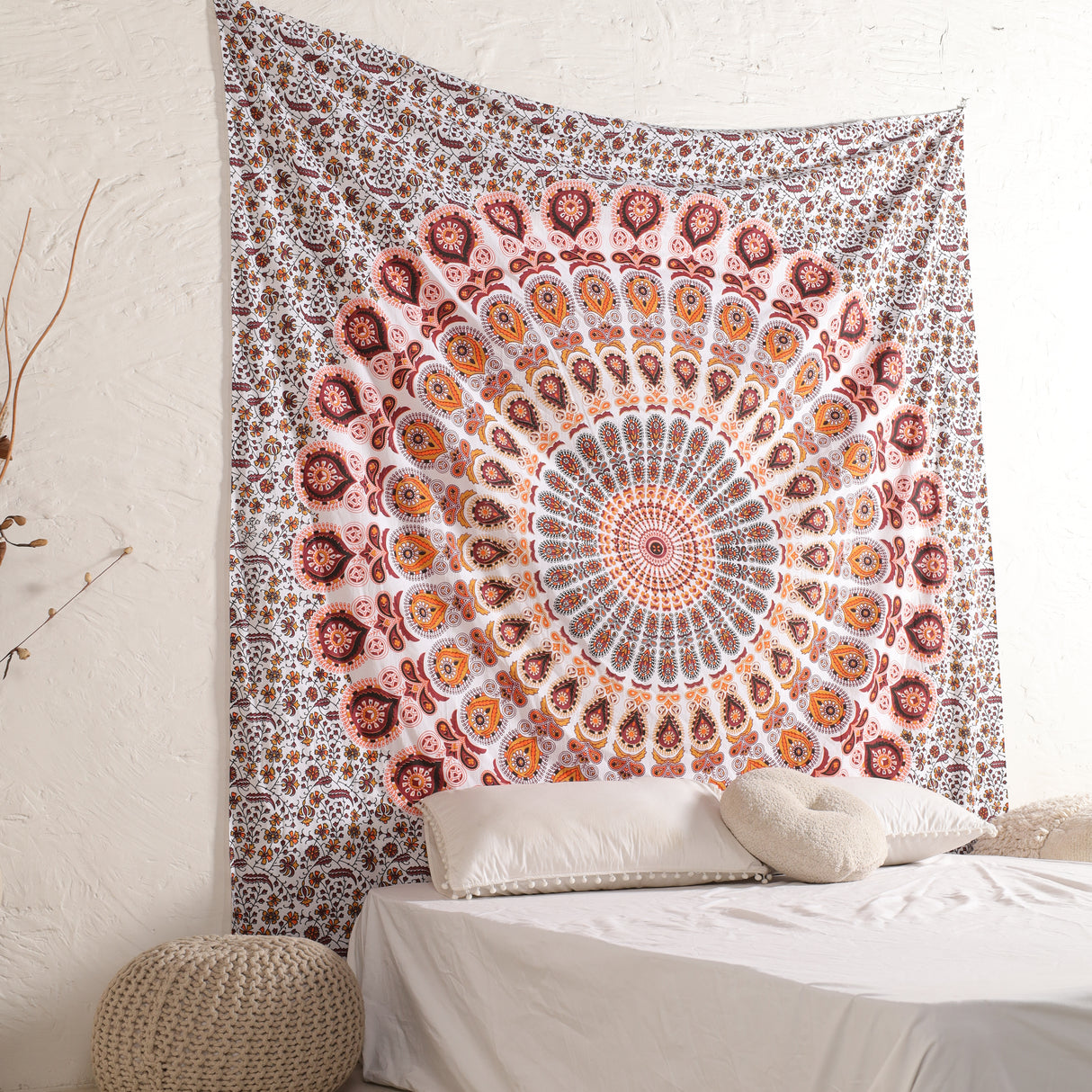 Wandtuch Pfauenfeder Mandala weiß orange, indischer Wandbehang mit floralem Muster