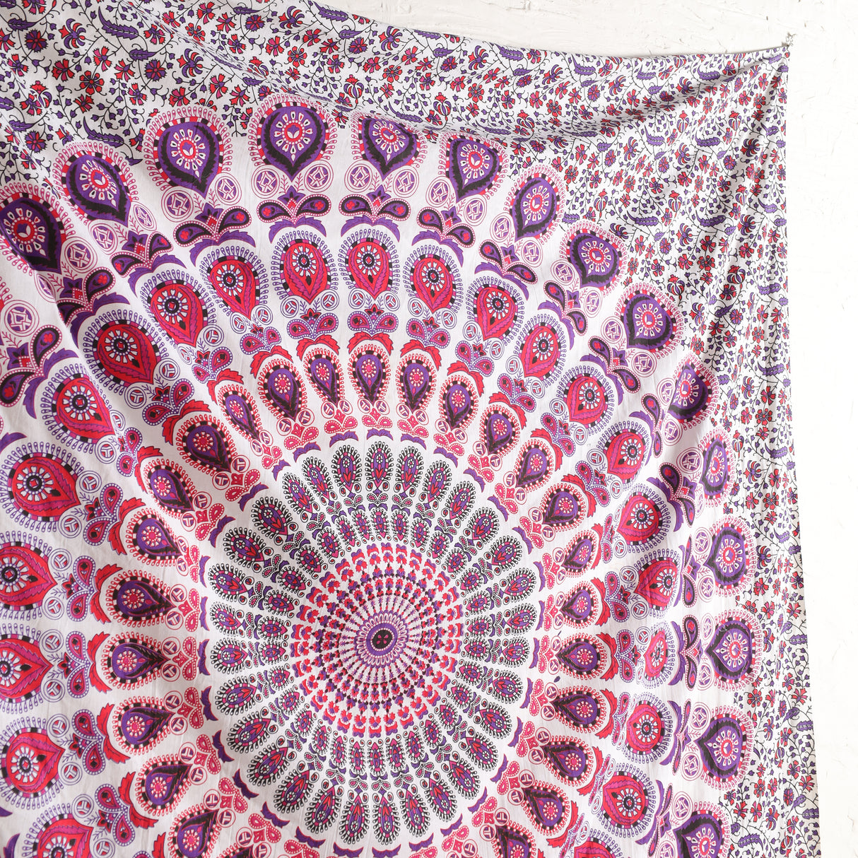 Wandtuch Pfauenfeder Mandala weiß rosa - Indischer Wandbehang mit floralem Muster