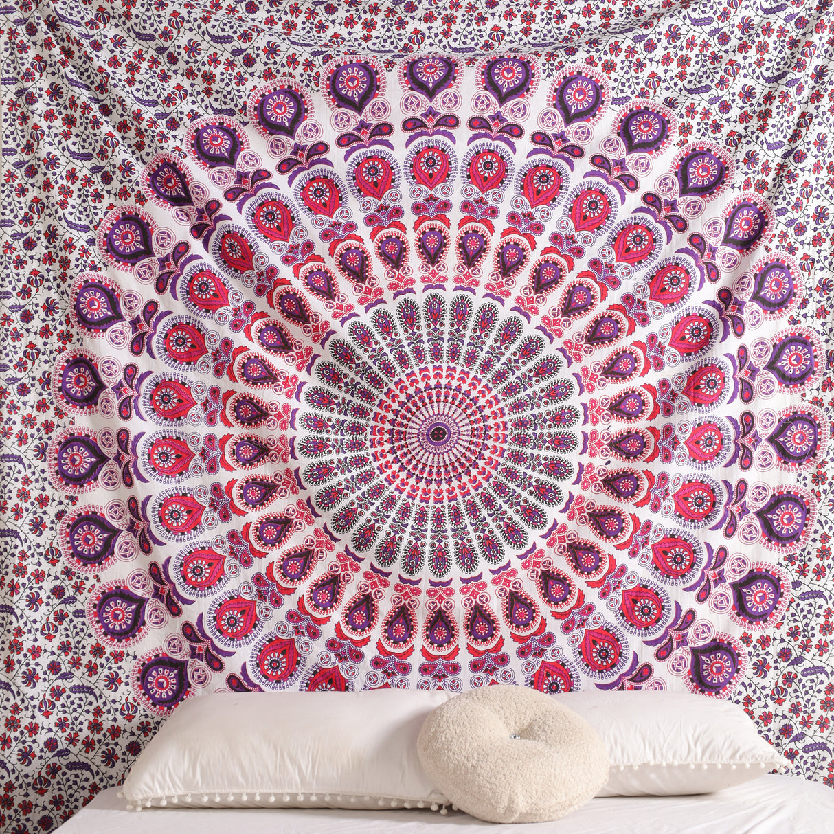 Wandtuch Pfauenfeder Mandala weiß rosa - Indischer Wandbehang mit floralem Muster