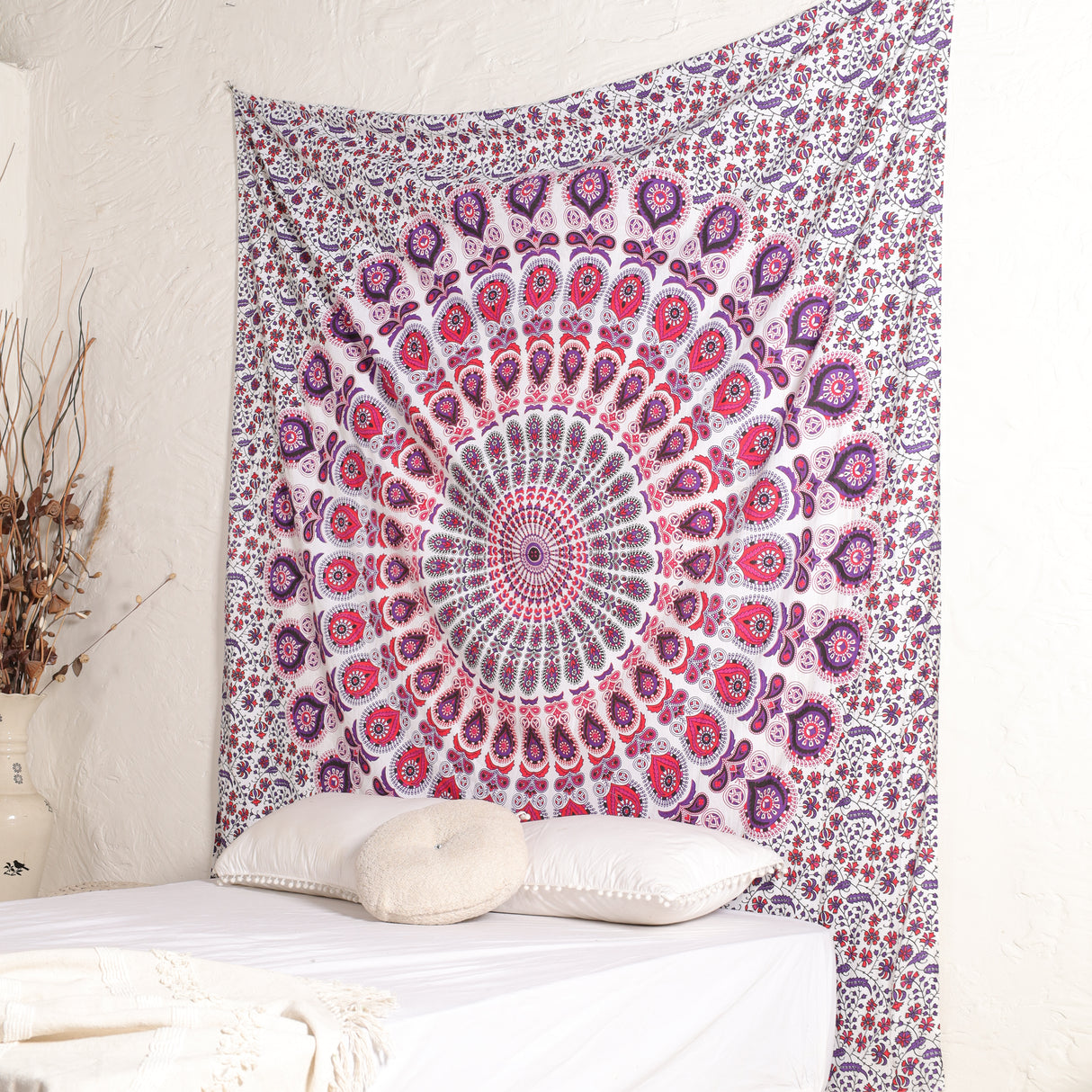 Wandtuch Pfauenfeder Mandala weiß rosa - Indischer Wandbehang mit floralem Muster