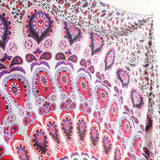 Wandtuch Pfauenfeder Mandala weiß rosa - Indischer Wandbehang mit floralem Muster
