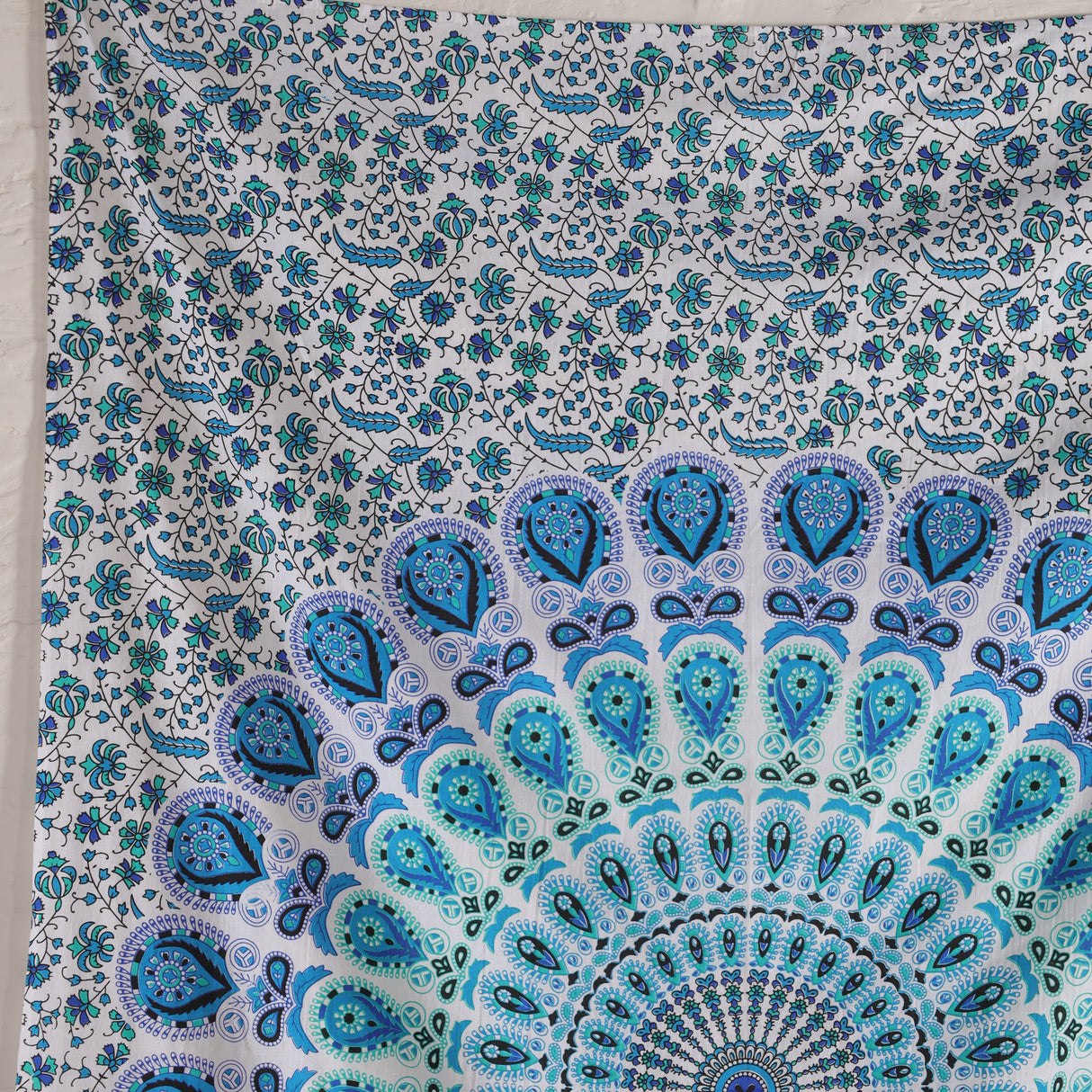 Wandtuch Pfauenfeder Mandala weiß blau, indischer Wandbehang mit floralem Muster