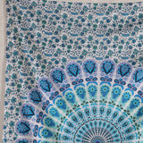 Wandtuch Pfauenfeder Mandala weiß blau, indischer Wandbehang mit floralem Muster